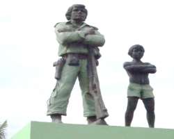 The monument consisted of a man with a height of 2.5 meters with his arms crossed hugging a rifle, carrying weapons on his waist, and a backpack on hi